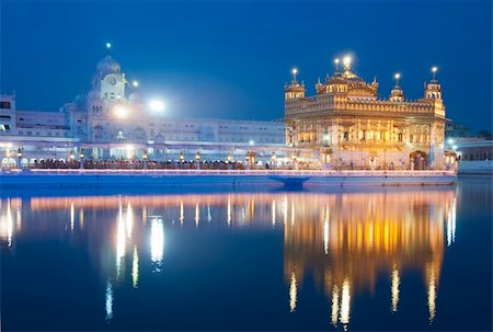 Golden Temple of Amritsar, India, night view Photographie de stock - Aubaine LD & Abonnement, Code: 400-05353454