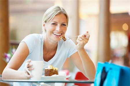 Woman Eating A Piece Of Cake At The Mall Photographie de stock - Aubaine LD & Abonnement, Code: 400-05364116