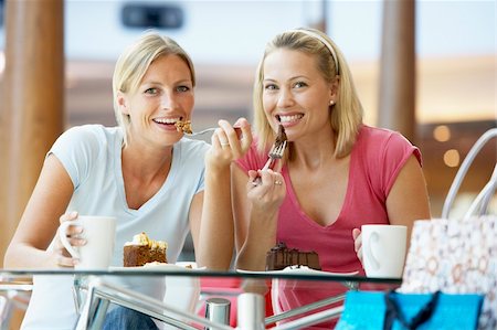 Female Friends Having Lunch Together At The Mall Photographie de stock - Aubaine LD & Abonnement, Code: 400-05364113