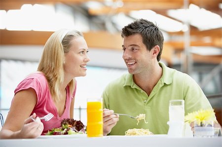 Couple Having Lunch At The Mall Photographie de stock - Aubaine LD & Abonnement, Code: 400-05364137