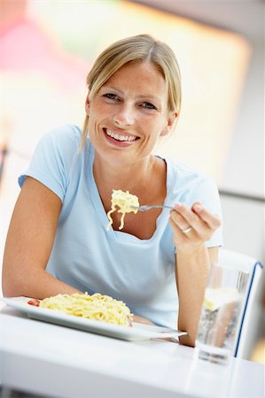 Woman Eating Lunch At A Cafe Photographie de stock - Aubaine LD & Abonnement, Code: 400-05364146