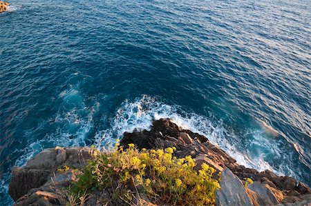 Sea waves breaks at the stones Stockbilder - Microstock & Abonnement, Bildnummer: 400-05366803