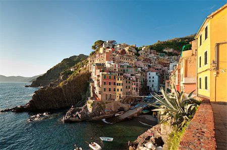 Small fishing village Riomaggiore in Cinque Terre, Italy Photographie de stock - Aubaine LD & Abonnement, Code: 400-05366820