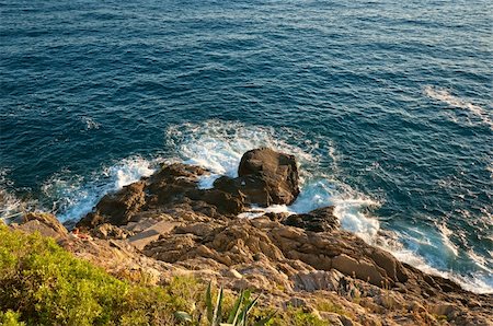 Sea waves breaks at the stones Stockbilder - Microstock & Abonnement, Bildnummer: 400-05366823