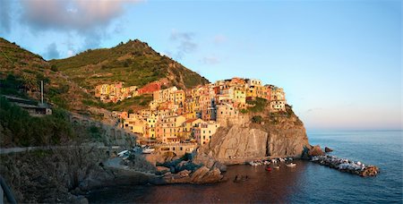 Small Town Manarola (Cinque Terre, Italy) during sunset Stockbilder - Microstock & Abonnement, Bildnummer: 400-05366848