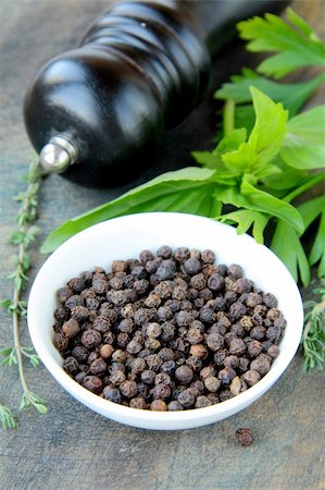 samen (pflanzlich) - black pepper in a bowl and herbs thyme, basil Photographie de stock - Aubaine LD & Abonnement, Code: 400-05367754