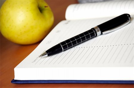 organizer with metallic black pen on desk Fotografie stock - Microstock e Abbonamento, Codice: 400-05368574