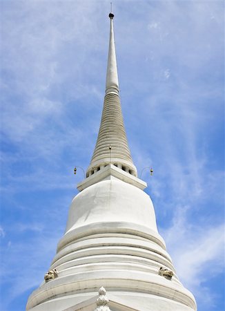 simsearch:400-04871094,k - A white stupa on blue sky background, in Wat Pathumwanaram, Bangkok, Thailand. Photographie de stock - Aubaine LD & Abonnement, Code: 400-05360415