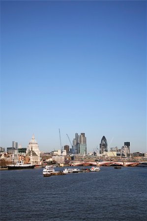 Skyline of City of London seen from Waterloo Bridge Stockbilder - Microstock & Abonnement, Bildnummer: 400-05360754