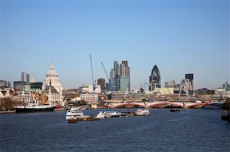 Skyline of City of London seen from Waterloo Bridge Stockbilder - Microstock & Abonnement, Bildnummer: 400-05360753