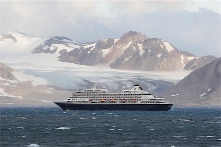 simsearch:400-05361285,k - Ship in the fjord - Arctic Ocean, Spitsbergen Photographie de stock - Aubaine LD & Abonnement, Code: 400-05361433