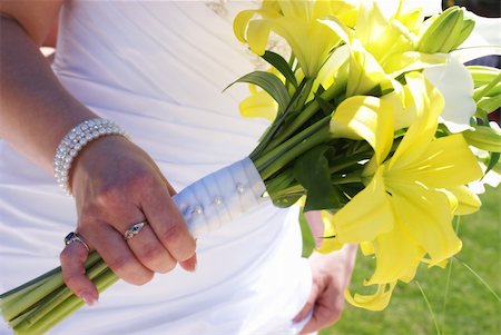 A closeup shot of a brides flower bouquet in her hands. Photographie de stock - Aubaine LD & Abonnement, Code: 400-05361548
