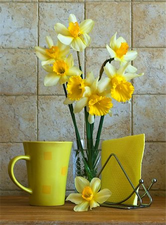 bouquet of daffodils on the background of kitchen interiors Stockbilder - Microstock & Abonnement, Bildnummer: 400-05361660