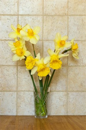 bouquet of daffodils on the background of kitchen interiors Stockbilder - Microstock & Abonnement, Bildnummer: 400-05361662
