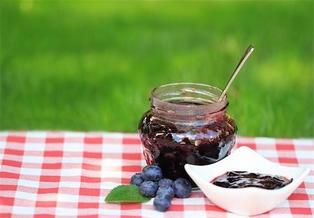 Jar of blueberry jam and some blueberries on the table Stock Photo - Budget Royalty-Free & Subscription, Code: 400-05362032