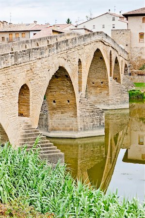 romanesque bridge over river Arga, Puente La Reina, Road to Santiago de Compostela, Navarre, Spain Foto de stock - Super Valor sin royalties y Suscripción, Código: 400-05362147