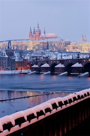 prager schloss - Hradcany with Charles bridge in winter, Prague, Czech Republic Photographie de stock - Aubaine LD & Abonnement, Code: 400-05362363