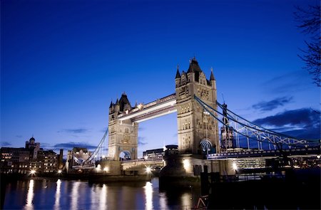 Tower Bridge at dusk over blue sky Stockbilder - Microstock & Abonnement, Bildnummer: 400-05363477