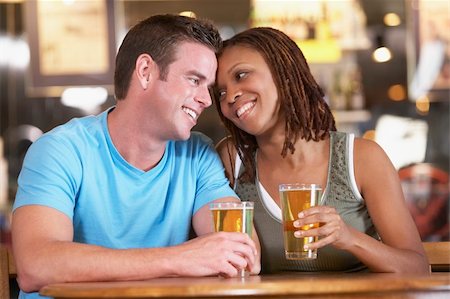 simsearch:400-04040287,k - Couple Drinking Beer Together In A Pub Foto de stock - Super Valor sin royalties y Suscripción, Código: 400-05374208