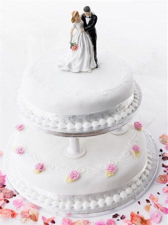 simsearch:400-04741437,k - Wedding Cake With Bride And Groom Figurines Stock Photo - Budget Royalty-Free & Subscription, Code: 400-05374420