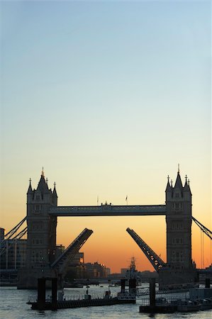 simsearch:6119-09253070,k - Tower Bridge At Sunset, London, England Foto de stock - Super Valor sin royalties y Suscripción, Código: 400-05374479