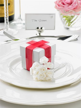 porta-cartões - Place Settings For Bride And Groom At Reception Foto de stock - Royalty-Free Super Valor e Assinatura, Número: 400-05374583