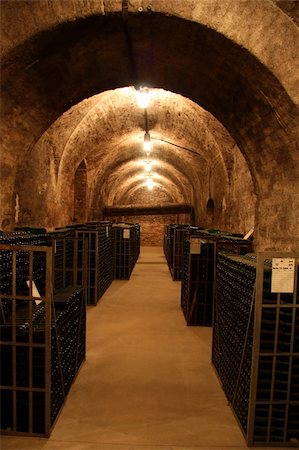 cellar used as storage bottles of wine Photographie de stock - Aubaine LD & Abonnement, Code: 400-05375750