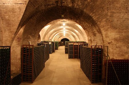 cellar used as storage bottles of wine Photographie de stock - Aubaine LD & Abonnement, Code: 400-05375752