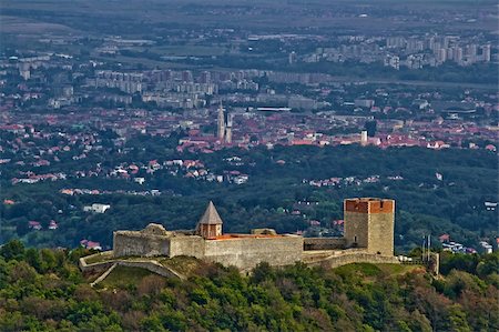 Medvedgrad castle & Croatian capital Zagreb from Medvednica mountain - Altar of motherland Foto de stock - Super Valor sin royalties y Suscripción, Código: 400-05376395