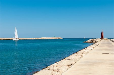 Harbor breakwaters with the two beacon lighthouses Stock Photo - Budget Royalty-Free & Subscription, Code: 400-05376725