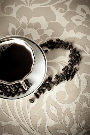 simsearch:400-04640830,k - A cup of coffee with beans Photographie de stock - Aubaine LD & Abonnement, Code: 400-05376876