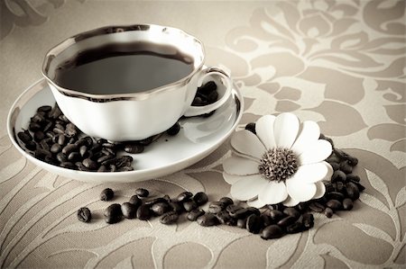 simsearch:400-04640830,k - A cup of coffee with beans Photographie de stock - Aubaine LD & Abonnement, Code: 400-05376877