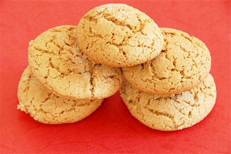 simsearch:400-07212397,k - five fresh appetizing oatmeal cookies over red background Foto de stock - Super Valor sin royalties y Suscripción, Código: 400-05377086