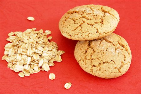 simsearch:400-09186057,k - two fresh appetizing oatmeal cookies over red background Foto de stock - Super Valor sin royalties y Suscripción, Código: 400-05377090