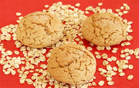 simsearch:400-09186057,k - three fresh appetizing oatmeal cookies over red background Foto de stock - Super Valor sin royalties y Suscripción, Código: 400-05377091
