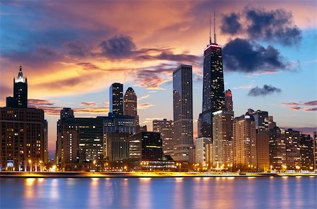 simsearch:400-06081186,k - Chicago downtown skyline at dusk. Photographie de stock - Aubaine LD & Abonnement, Code: 400-05377592