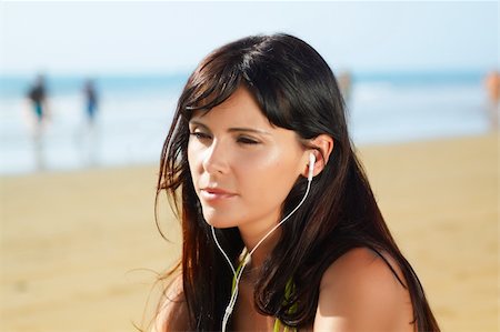 simsearch:400-04152832,k - close up portrait of  a beautiful woman on the beach  listening to music Stock Photo - Budget Royalty-Free & Subscription, Code: 400-05379091