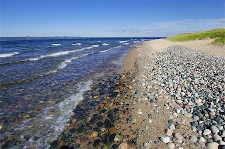 Light waves wash a shore of sand and rounded rocks at Whitefish Bay on Michigan’s Upper Peninsula. Photographie de stock - Aubaine LD & Abonnement, Code: 400-05379118