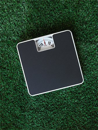 Bathroom scales isolated against green grass Photographie de stock - Aubaine LD & Abonnement, Code: 400-05379190