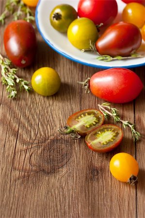 Fresh heirloom tomatoes on a wooden board. Photographie de stock - Aubaine LD & Abonnement, Code: 400-05370239