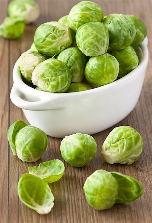 simsearch:400-06429494,k - Brussels sprouts in a white ceramic saucepan on a wooden board. Stock Photo - Budget Royalty-Free & Subscription, Code: 400-05370250