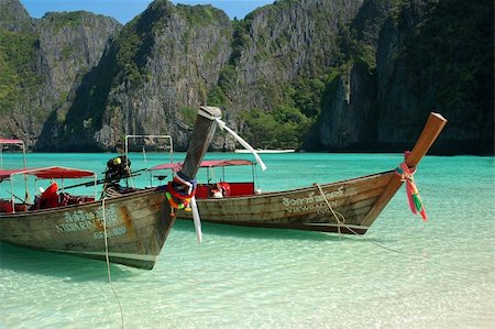 simsearch:841-03035683,k - Maya Bay, in Thailand, also know as 'The Beach' Photographie de stock - Aubaine LD & Abonnement, Code: 400-05370345
