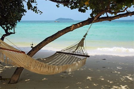 phi phi island - An hammock on a paradisiacal beach Photographie de stock - Aubaine LD & Abonnement, Code: 400-05370346