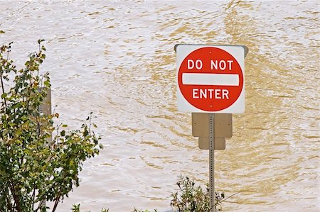 simsearch:400-05384715,k - The river floods a parking area after a hurricane. Stockbilder - Microstock & Abonnement, Bildnummer: 400-05370627