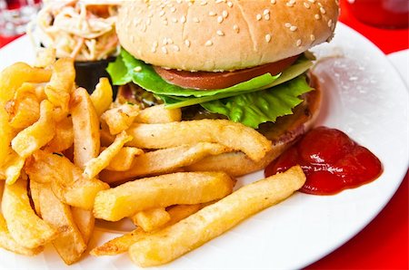 simsearch:400-04033593,k - Cheese burger - American cheese burger with fresh salad Stockbilder - Microstock & Abonnement, Bildnummer: 400-05371242