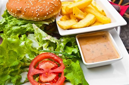 simsearch:400-04033593,k - Cheese burger - American cheese burger with fresh salad Stockbilder - Microstock & Abonnement, Bildnummer: 400-05371305