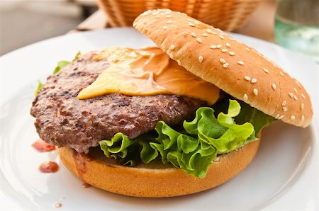 simsearch:400-04331205,k - Cheese burger - American cheese burger with fresh salad Foto de stock - Royalty-Free Super Valor e Assinatura, Número: 400-05371325