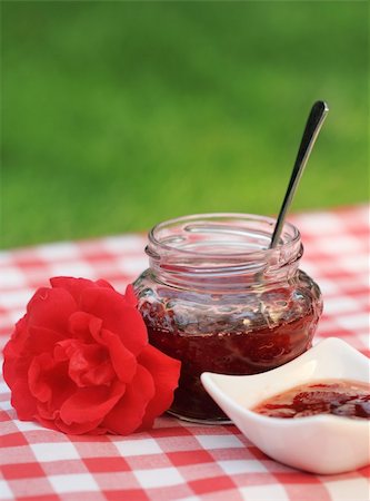 flowers in jam jar - Jar of rose jam and one rose on the napkin Foto de stock - Super Valor sin royalties y Suscripción, Código: 400-05371718