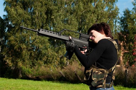 simsearch:400-05371802,k - beautiful girl with a gun to airsoft outdoors Stockbilder - Microstock & Abonnement, Bildnummer: 400-05371802