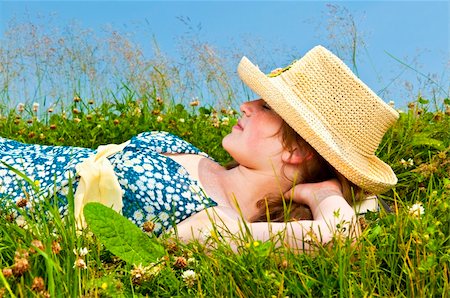 Young teenage girl resting on summer meadow in straw hat Foto de stock - Super Valor sin royalties y Suscripción, Código: 400-05372359